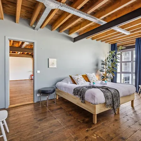 Industrial Loft Near The Center Of شقة *
