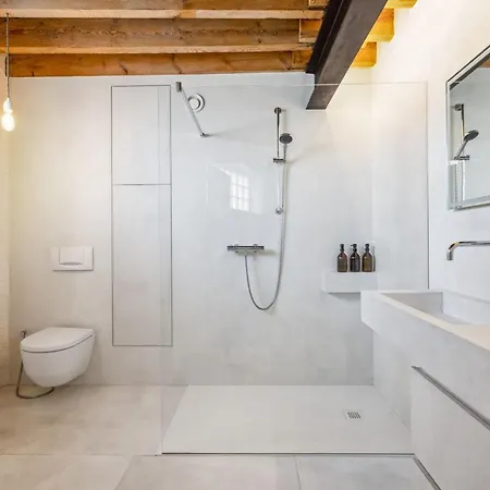 Industrial Loft Near The Center Of